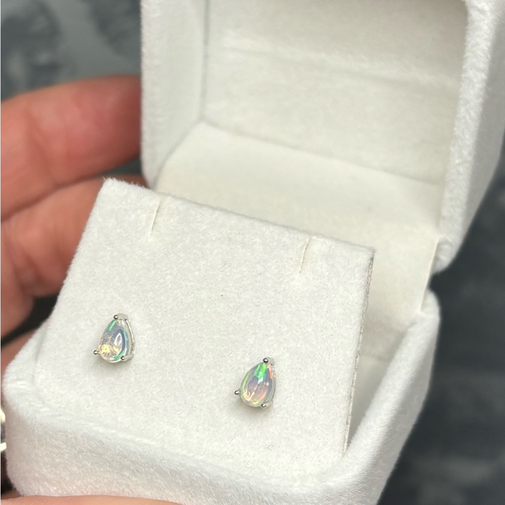 So Pretty! Geuine Fire Opal Teardrop 6x4mm Earrings in 925 Sterling Silver - Picture 4 of 7